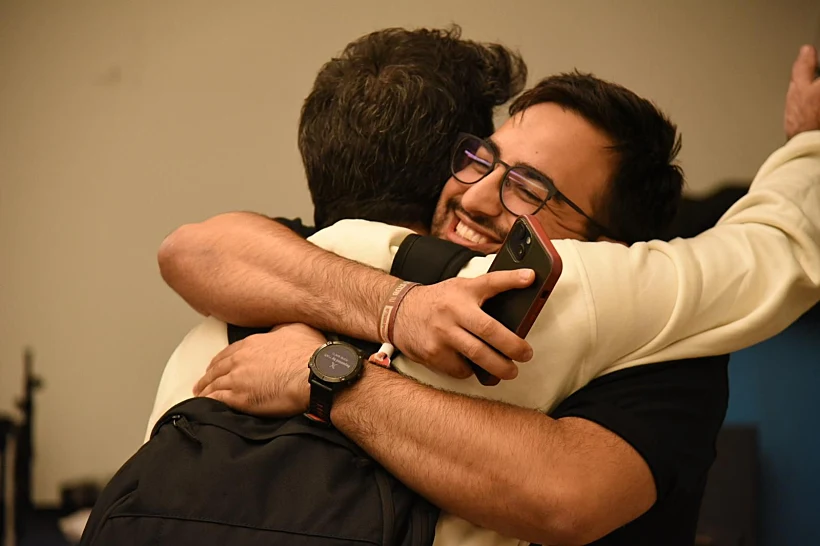 יותם, אחיו של נמרוד כהן, עם משפחות חטופים בוושינגטון בעת קבלת ההודעה על הצהרת טראמפ