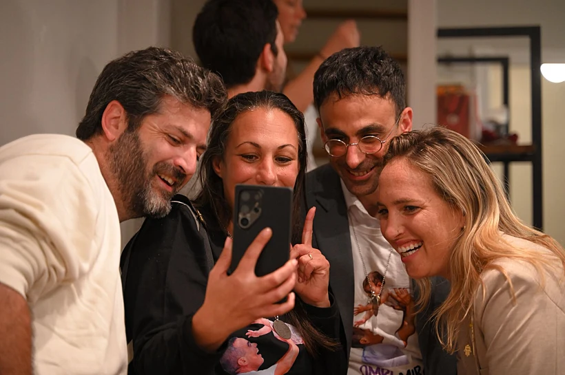 לישי מירן לביא, אשתו של עמרי מירן, עם משפחות חטופים בוושינגטון בעת קבלת ההודעה על הצהרת טראמפ