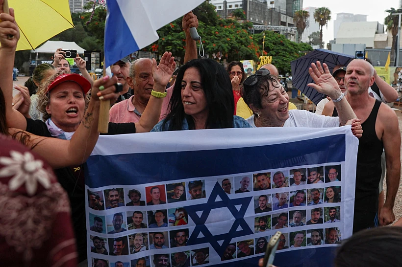 עינב צנגאוקר בכיכר החטופים אחרי הצהרת טראמפ על הגעה להסכם