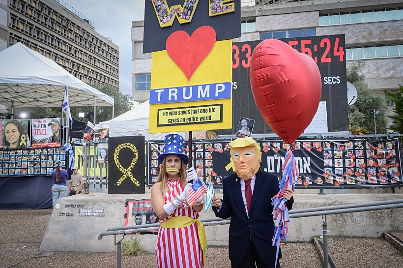 חוגגים בכיכר החטופים לאחר הודעה על קבלת ההסכם