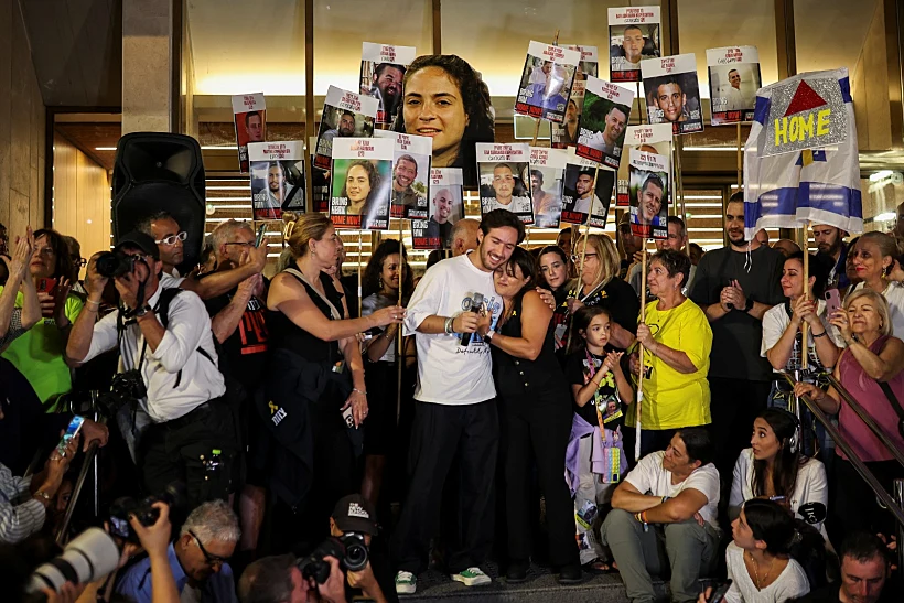 עומר שם טוב חוגג בכיכר החטופים, אחרי ההכרזה על העסקה