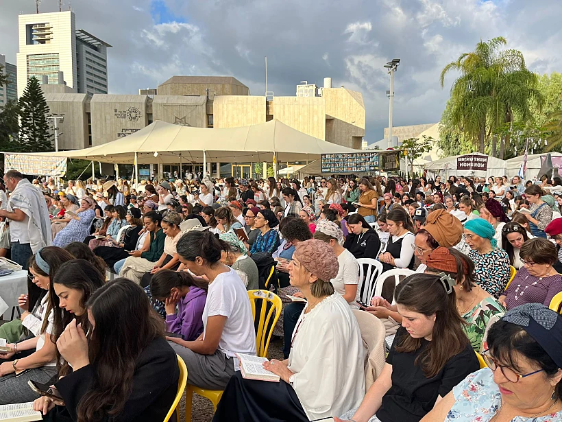 תפילת שחרית ותפילת הלל בכיכר החטופים