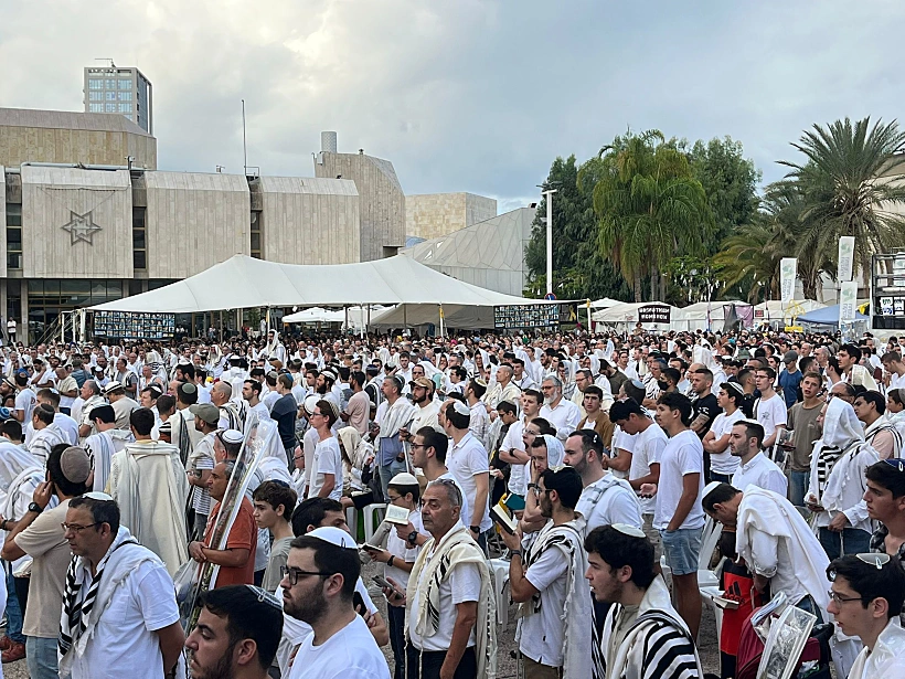 תפילת שחרית ותפילת הלל בכיכר החטופים
