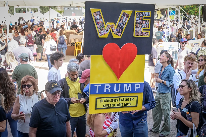 חוגגים את ההכרזה על העסקה בכיכר החטופים