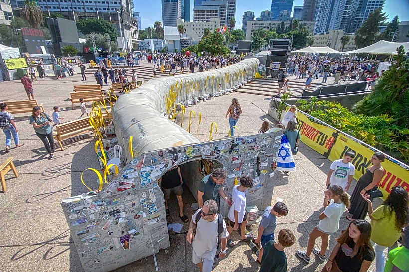 חוגגים את ההכרזה על העסקה בכיכר החטופים