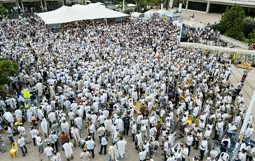 מתפללים בכיכר החטופים בתל אביב