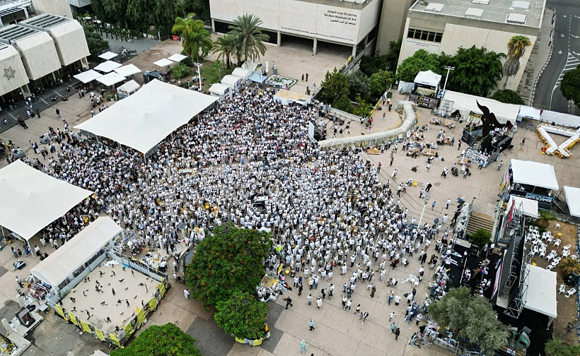 מתפללים בכיכר החטופים