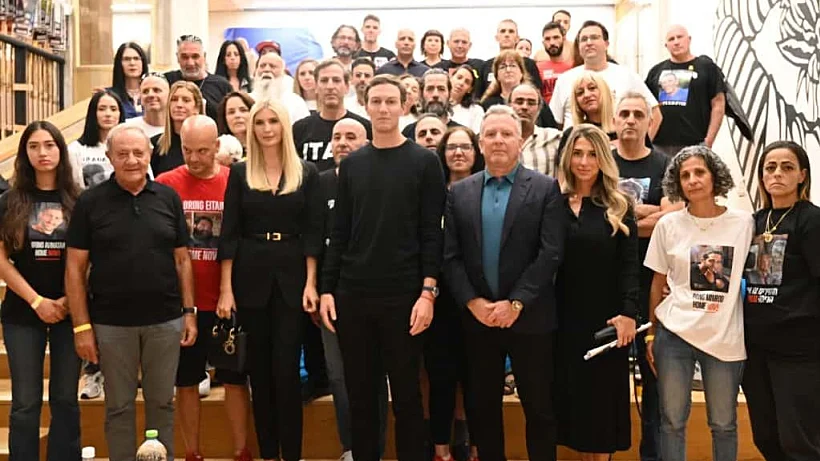 ויטקוף וקושנר עם משפחות החטופים