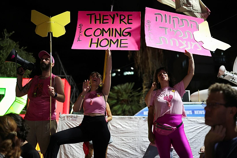 רבבות מפגינים בכיכר החטופים