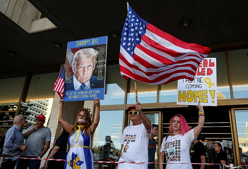מניפים את תמונתו של טראמפ אמש בכיכר החטופים