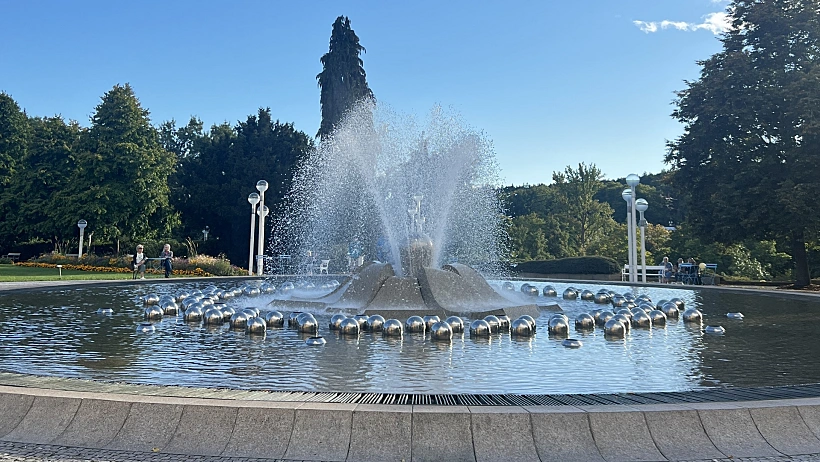 המזרקה המזמרת בשדרה המרכזית של העיירה מריאנסקה לאזנה