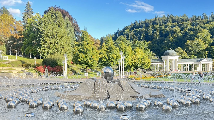 המזרקה המזמרת בשדרה המרכזית של העיירה מריאנסקה לאזנה