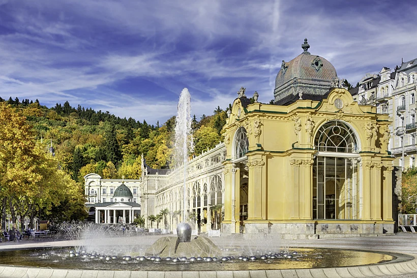 המזרקה המזמרת בשדרה המרכזית של העיירה מריאנסקה לאזנה