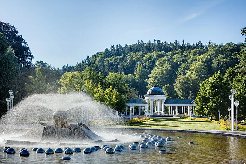 המזרקה המזמרת בשדרה המרכזית של העיירה מריאנסקה לאזנה