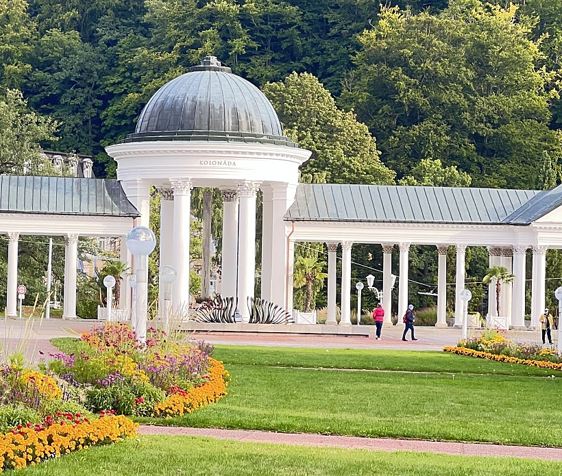 הקולונדה עם המעיינות המינרלים מריאנסקה לאזנה