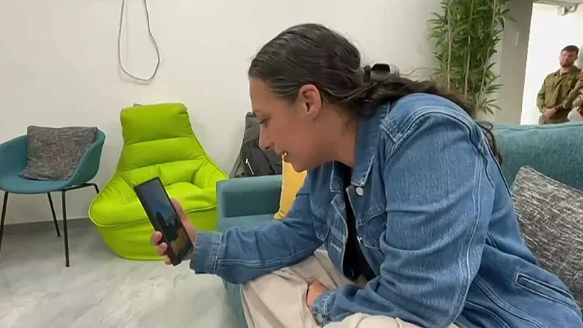 לישי מירן בשיחה עם בנותיה