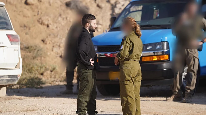 מתן אנגרסט עם כוחות צה"ל בשטח ישראל