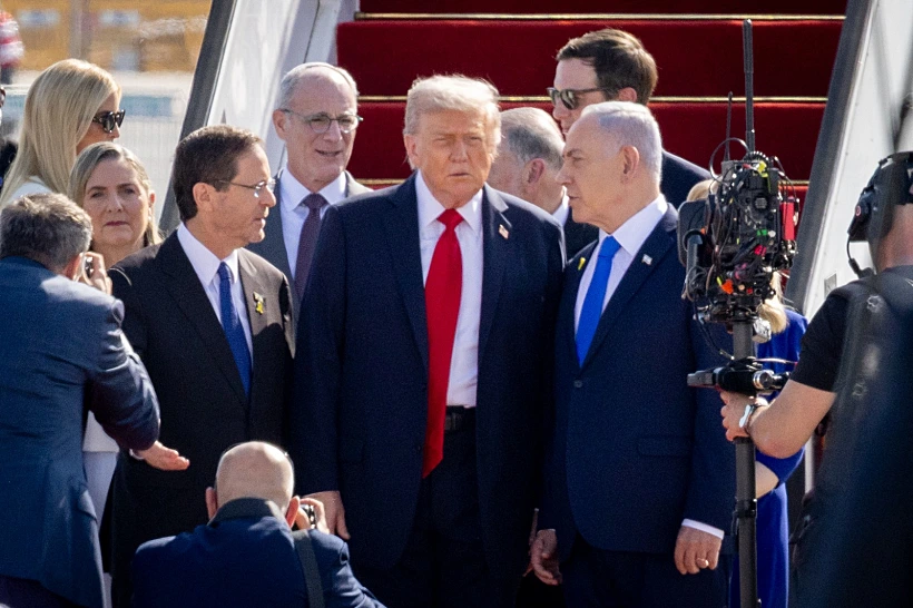 טראמפ לצד נתניהו והרצוג עם נחיתתו בנתב"ג