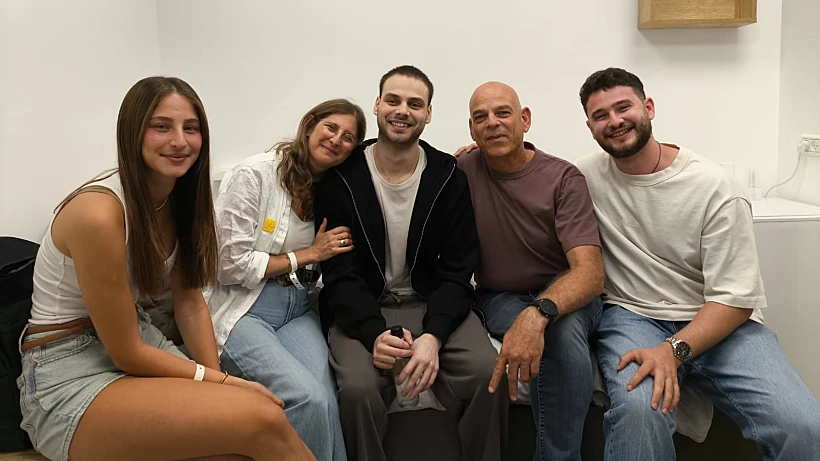 אלון אהל במפגש ראשון עם משפחתו
