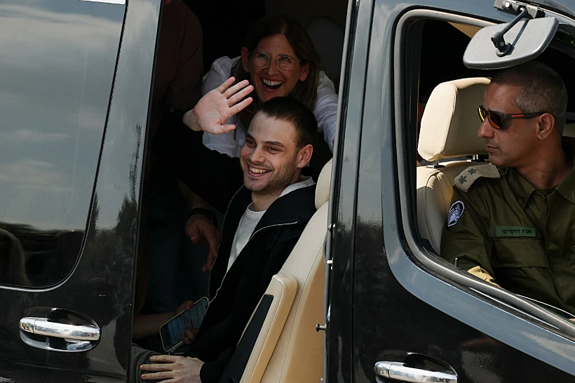 אלון אהל עם אימו עידית בהגעתם לבית החולים בילינסון