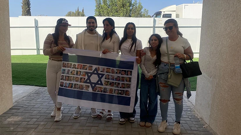 מתן צנגאוקר מאוחד עם משפחתו ובת זוגו אילנה גריצווסקי