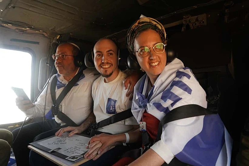איתן מור עם הוריו על המסוק בדרך לבית החולים