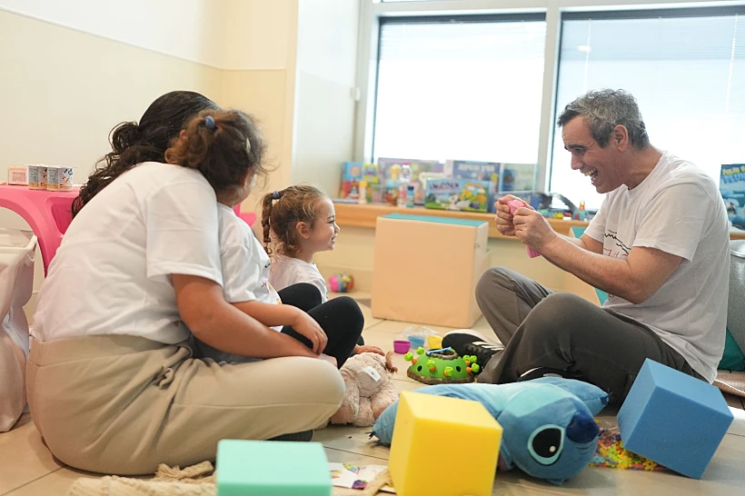 עמרי מירן במפגש ראשון עם בנותיו