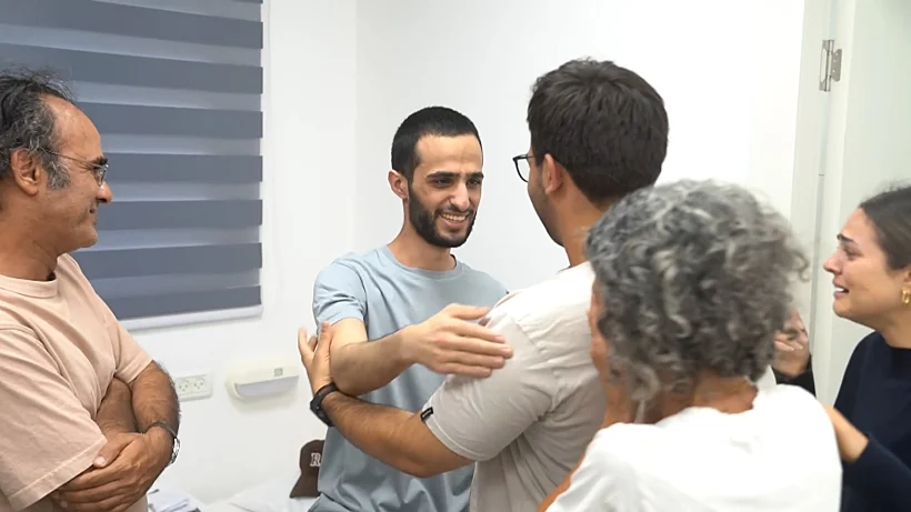 נמרוד כהן במפגש הראשון עם משפחתו ברעים