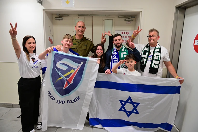 שורד השבי מתן אנגרסט ומשפחתו בביה"ח איכילוב