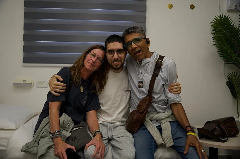 אביתר דוד במפגש הראשון עם משפחתו ברעים