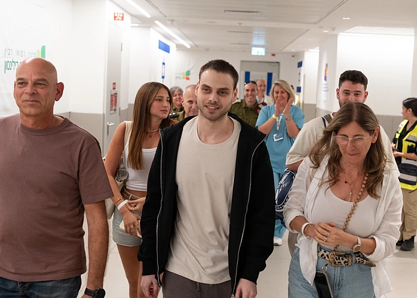 שורד השבי אלון אהל ומשפחתו בביה"ח בילינסון