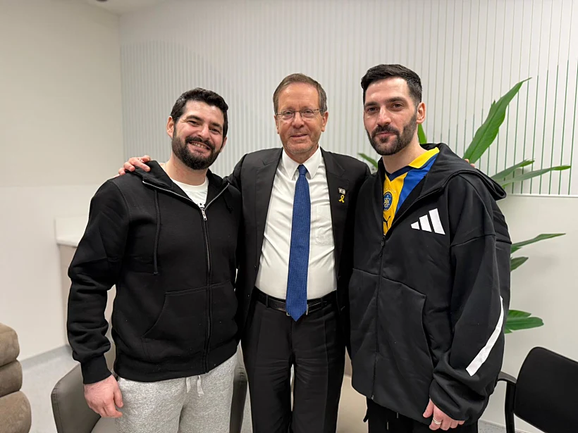 שורדי השבי גלי וזיו ברמן עם נשיא המדינה יצחק הרצוג