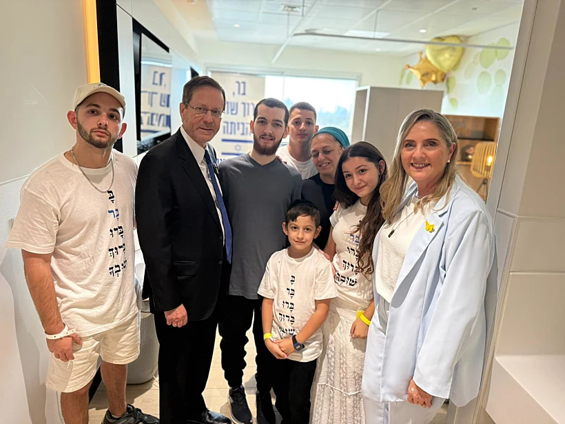 שורד השבי בר קופרשטיין ומשפחתו עם נשיא המדינה יצחק הרצוג