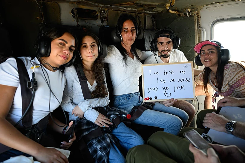 מתן צנגאוקר עם אימו עינב, אחיותיו ובת זוגו אילנה גריצווסקי על המסוק