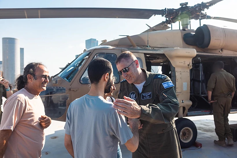 מפקד חיל האוויר האלוף תומר בר עם נמרוד כהן ומשפחתו