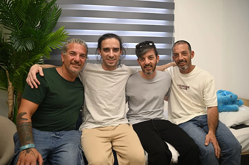 האחים קוניו במפגש הראשון עם המשפחה ברעים