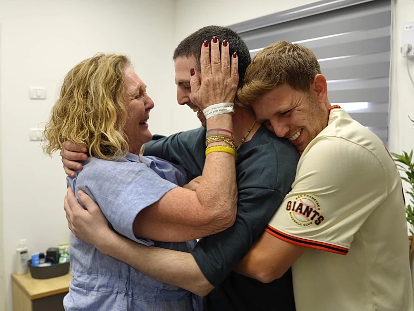 אלקנה בוחבוט במפגש הראשון עם משפחתו ברעים