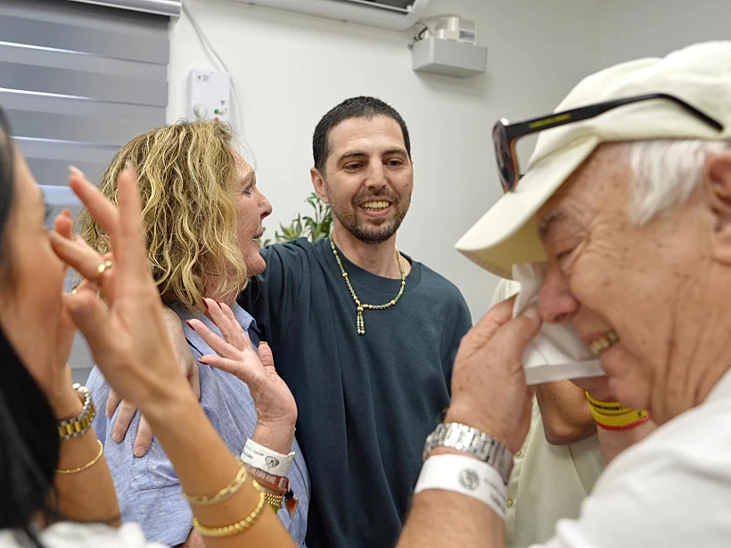 אלקנה בוחבוט במפגש הראשון עם משפחתו ברעים