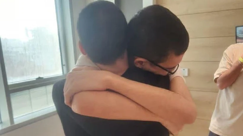 חיבוק האיחוד של אביתר דוד וגיא גלבוע-דלאל אחרי השחרור מהשבי