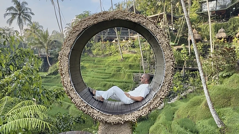 איציק בלס על נדנדת במבוק במלון בבאלי