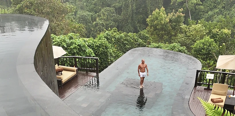 הבריכה של מלון HANGING OF