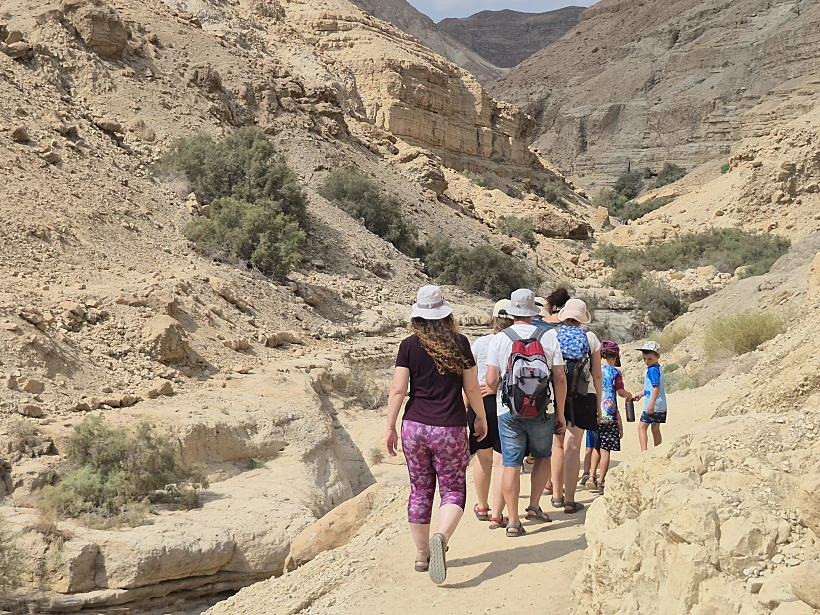 מטיילים בנחל ערוגות