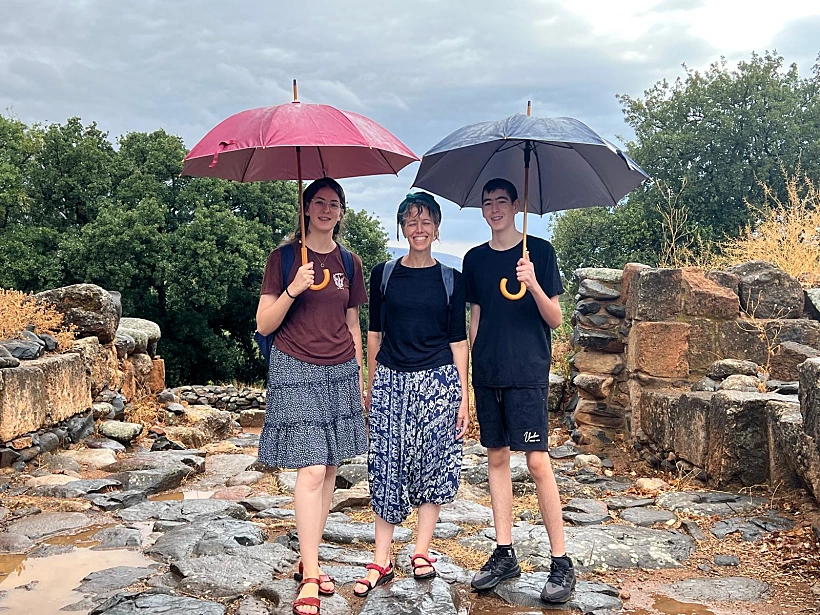 מטיילים בגשם בשמורת הטבע תל דן