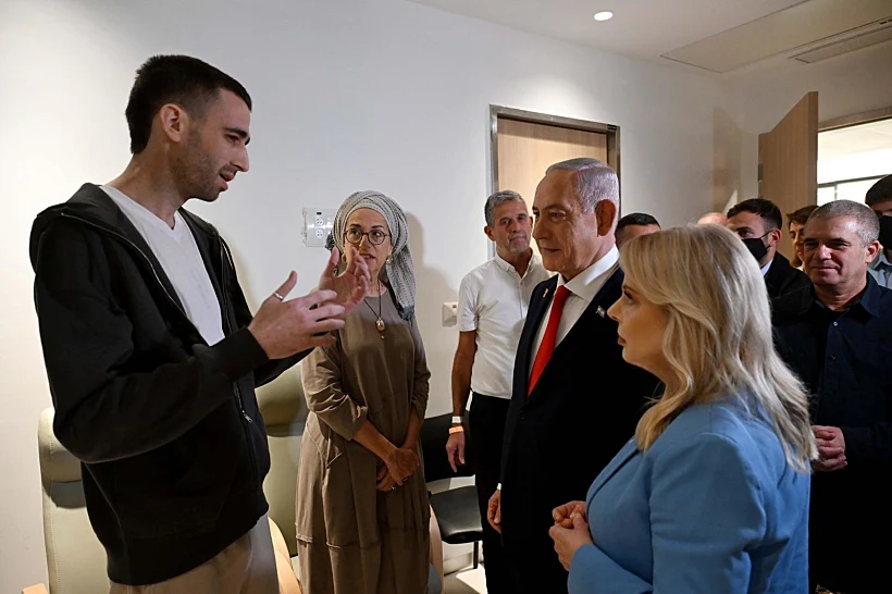 רה"מ נתניהו ורעייתו שרה עם שורד השבי אבינתן אור