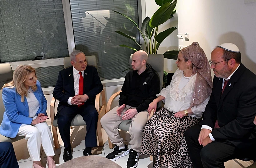 רה"מ נתניהו ורעייתו שרה עם שורד השבי איתן מור ומשפחתו