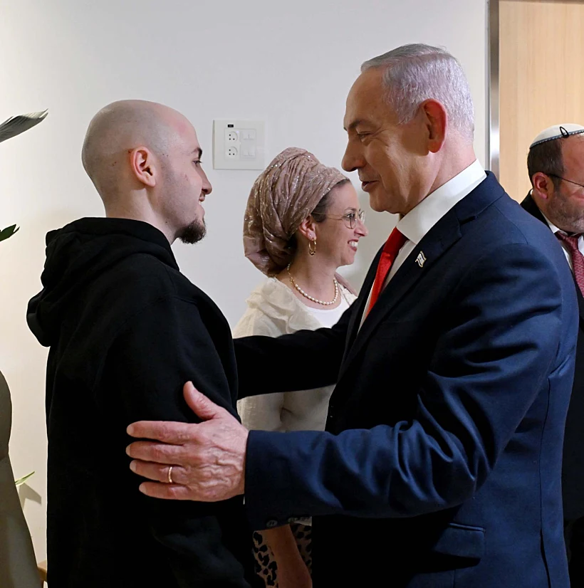 רה"מ נתניהו עם שורד השבי איתן מור