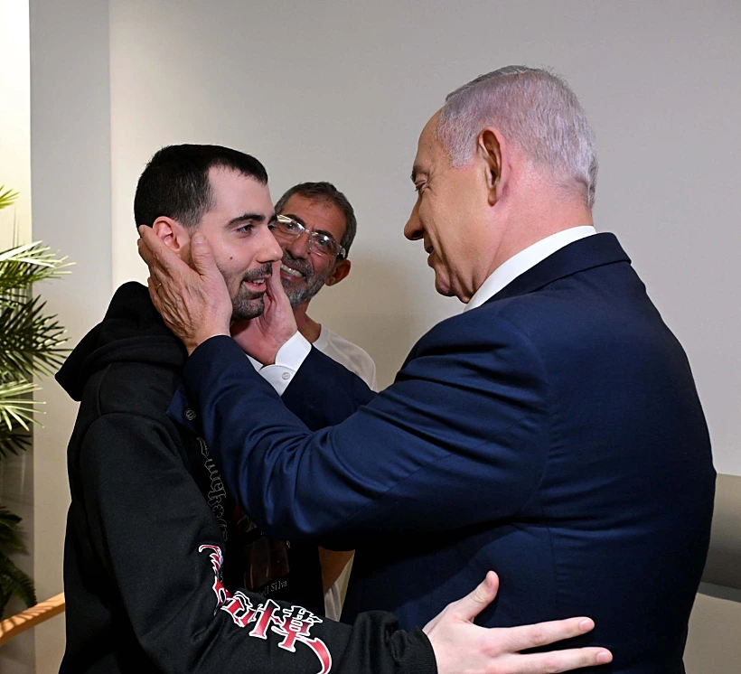 רה"מ נתניהו עם שורד השבי גיא גלבוע-דלאל