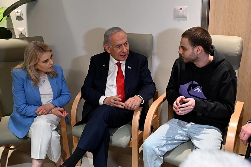 רה"מ נתניהו ורעייתו שרה עם שורד השבי אלון אהל