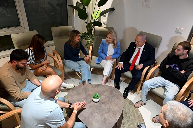 רה"מ נתניהו ורעייתו שרה עם שורד השבי אלון אהל ומשפחתו