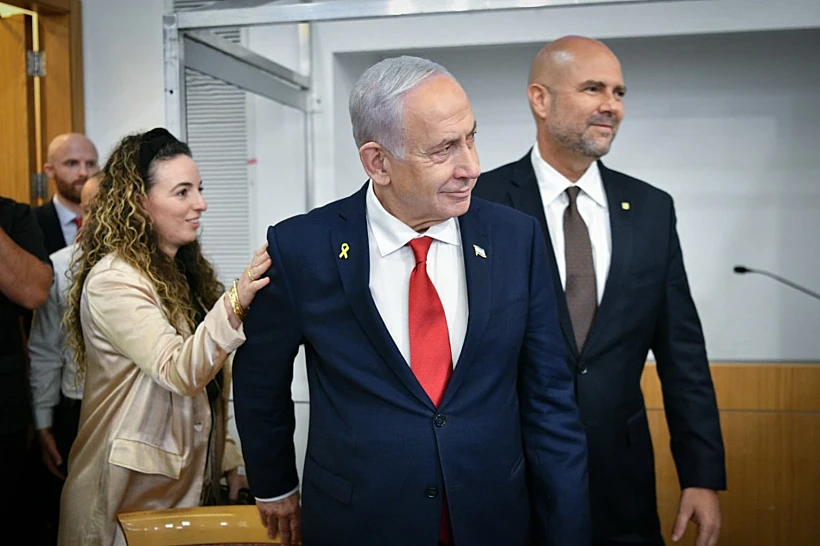 רה"מ בנימין נתניהו לצד יו"ר הכנסת אוחנה והשרה סילמן בבית המשפט